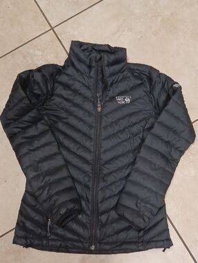 800 Fill Mountain Hardwear Women's Black Puffer Jacket, Size XS